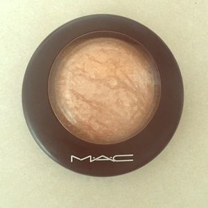 MAC soft and gentle highlighter, used to swatch